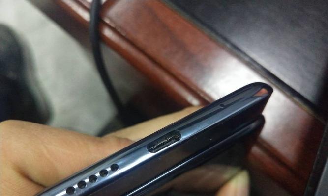 解决苹果手机充电口接触不良的实用方法（快速解决充电口接触不良问题）  第1张
