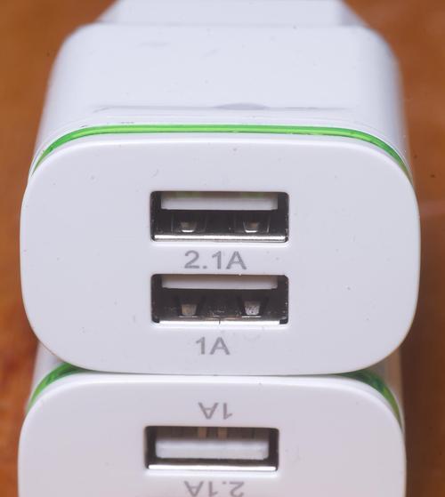 手机充电器插电瓶的电压是多少？  第2张