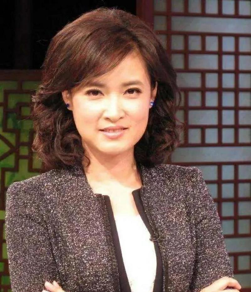 英雄联盟主持人戴口罩是谁？主持人介绍及特点？  第1张