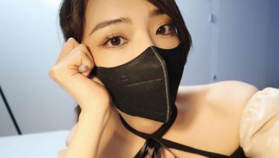 英雄联盟主持人戴口罩是谁？主持人介绍及特点？  第3张