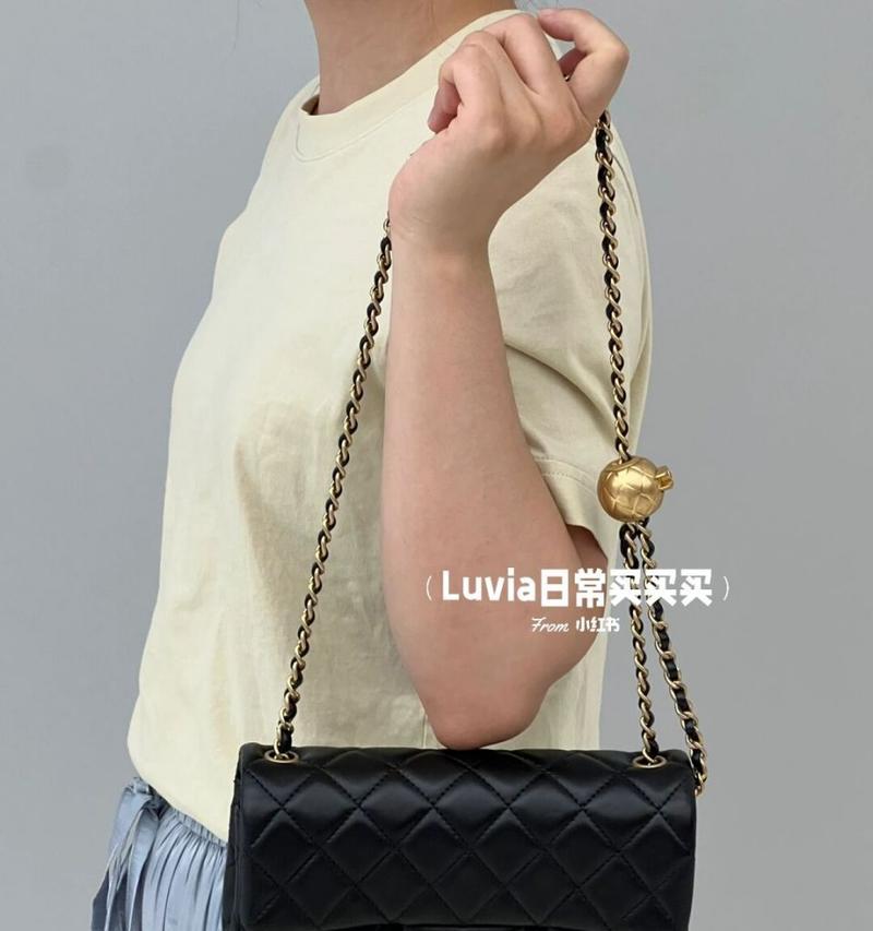 chanelcf大mini的正确背法是什么？有哪些时尚搭配建议？  第3张