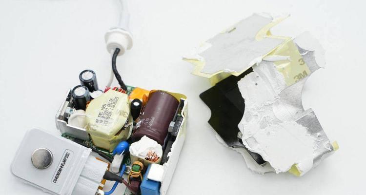 充电器断了卡在充电头里如何取出？有什么安全的方法？  第3张