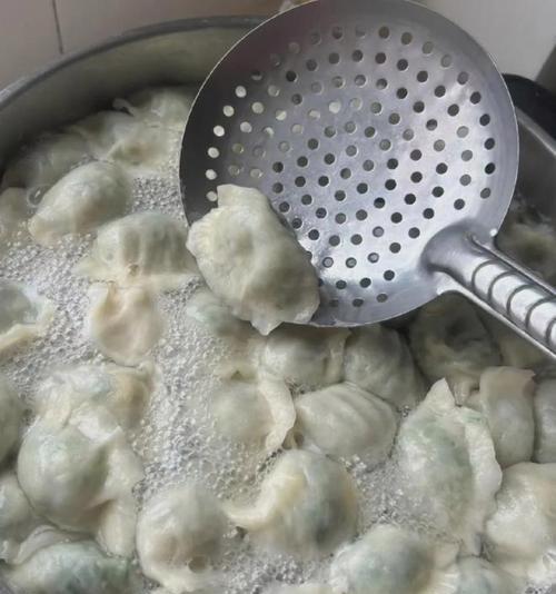 速冻水饺煮熟不烂的方法（保持口感Q弹）  第2张