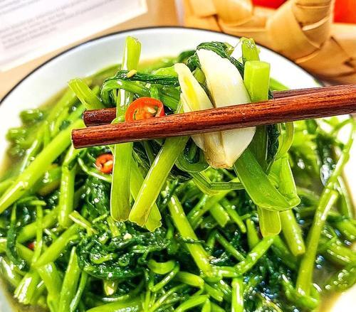 空心菜炒法大揭秘（让你的空心菜炒出绿叶脆茎）  第1张