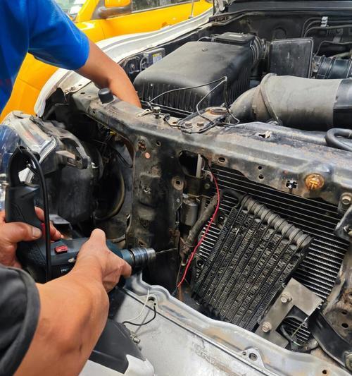 汽车电扇散热器拆卸步骤是什么？  第1张