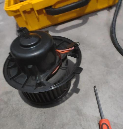 汽车电扇散热器拆卸步骤是什么？  第3张